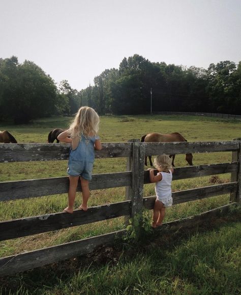 Future Country Family Goals, Country Farm Life Aesthetic, Farm Mom Aesthetic, Farm Living Aesthetic, Western Family Aesthetic, Nature Mom Aesthetic, Farm Lifestyle Simple Living, Aesthetic Farm Life, Dream Country Life