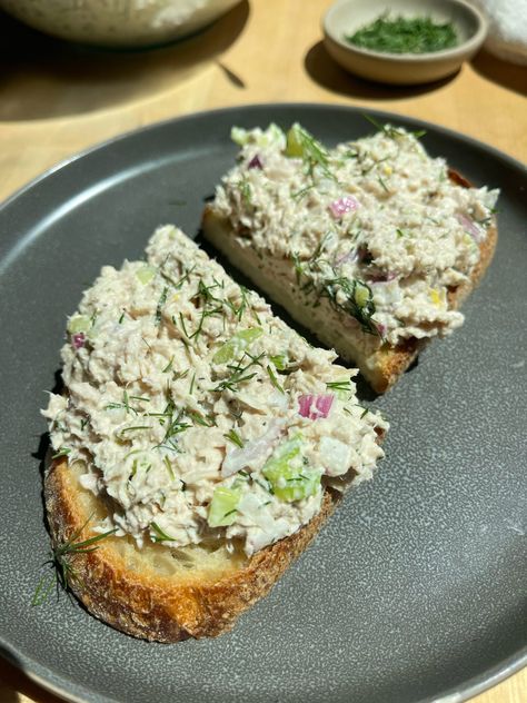 This Lemon Dill Tuna Salad is perfect for meal prep and makes for an easy lunch to have ready for the week! Made with simple ingredients. One Balanced Life Recipes, Dill Tuna Salad, Tuna Salads, Best Tuna Salad Recipe, Dairy Free Lunch, Best Tuna Salad, Salad Fingers, Healthy Tuna Salad, Gf Dinner