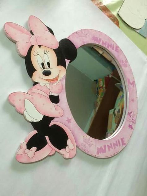 Espejo minnie Basket Cover, Diy Kids Furniture, Cement Crafts, Mini Mouse, Mickey Minnie Mouse, Mirror Wall Decor, Diy Wall Decor, Kids Furniture