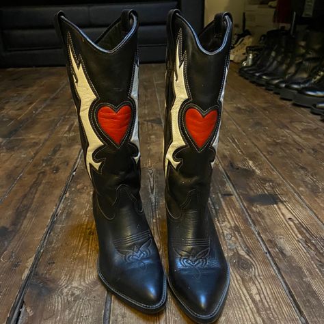 Cowgirl Aesthetic Dark, Goth Cowgirl Boots, Goth Vaquera, Gothic Cowboy Fashion, Goth Cowboy Boots, Goth Cowboy Aesthetic, Alt Cowgirl, Goth Western Style, Dark Cowgirl Aesthetic