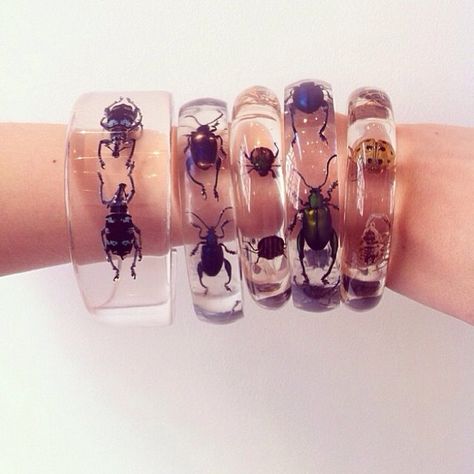 bugs End Of The Universe, Beaded Spiders, Resin Jewelry Diy, Resin Bangles, Resin Jewelry Making, Epoxy Resin Crafts, Resin Craft, Resin Charms, To The End