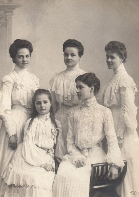 WikiVictorian on Twitter: "Portrait of a group of sisters. Photographed in 1903.… " Emma Marie, Retro Stuff, Victorian Clothing, Edwardian Era, Edwardian Fashion, Vintage Portraits, Historical Dresses, Vintage Pictures, Historical Clothing