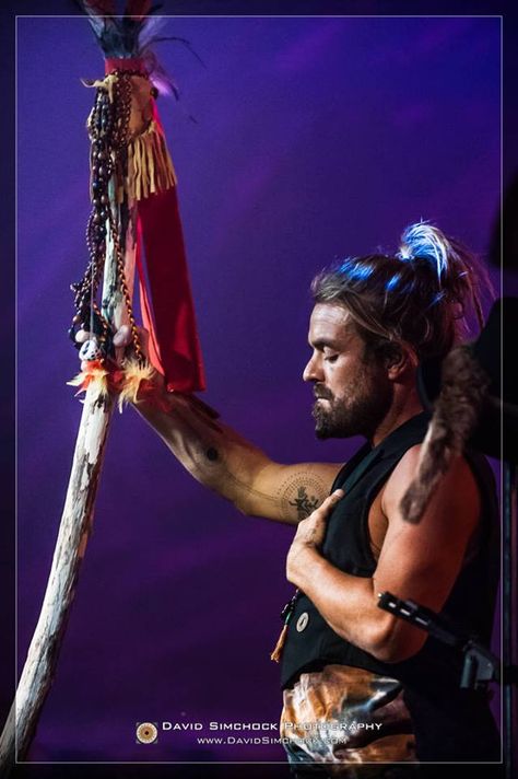 Xavier Rudd #LEAFLove #GlobalGratitude Trevor Hall, Santa Board, Xavier Rudd, Divine Masculine, Music Things, Aboriginal People, Loft Decor, I Love Heart, Wizard Of Oz