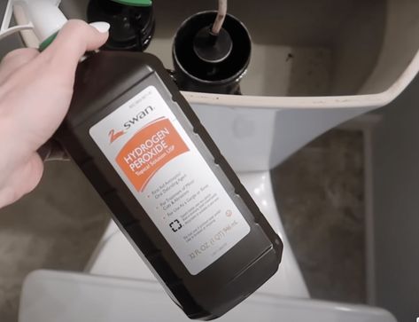 Dump Hydrogen Peroxide into your Toilet Tank! Cleaning Toilet Tank, Toilet Tank Cleaner, Diy Cloth Pads, Floor Cleaner Recipes, Homemade Floor Cleaners, Cleaning With Hydrogen Peroxide, Steam Clean Carpet, House Smell Good, Easy Cleaning Hacks