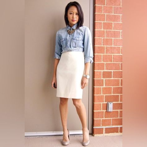 Cream Pencil Skirt Outfit, How To Style A Pencil Skirt, Pencil Skirt Outfits For Work, White Pencil Skirt Outfit, Straight Skirt Outfits, Pencil Skirt Outfits Casual, Outfit Trabajo, Linen Pencil Skirt, Style Pencil Skirt