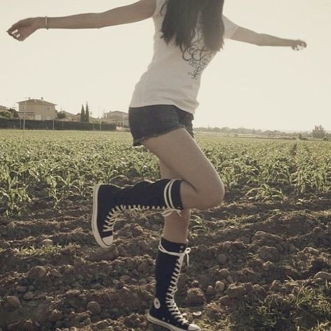 Follow @xenia_blanco #knee #kneehigh #kneehighconverse #blackandwhite #whitelaces #photography #cute #converseboots #converse #boots Black Knee High Converse, Xxhi Converse, Converse With Shorts, High Converse Outfit, Converse Knee High, Converse With Dress, Knee High Sneakers, Knee High Converse, High Converse