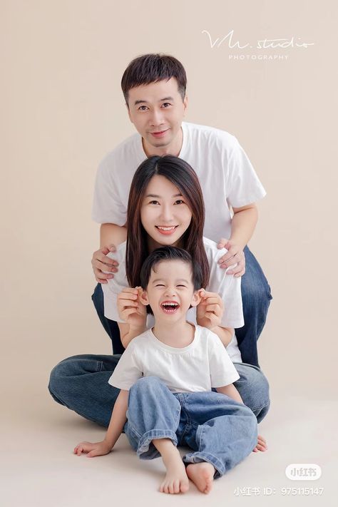 Self Studio Photoshoot Family, Family Self Photo Studio, Family Portrait Poses For 3, Family Shooting Studio, Brothers Photography, Studio Family Portraits, Family Photo Studio, Baby Photography Poses, Family Potrait