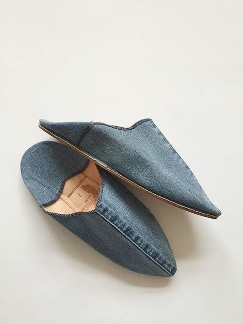 Moroccan Slippers, Babouche Slippers, Brother Vellies, Diy Slippers, Handmade Slippers, Denim Projects, Black Slippers, Funky Shoes, Suede Slippers