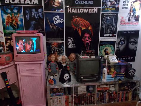 Cinephile Room, Horror Movie Bedroom, Horror Bedroom Aesthetic, Horror Room Aesthetic, Horror Themed Room, Horror Bedroom Ideas, Horror Themed Bedroom, 80s Horror Aesthetic, Horror Room Ideas