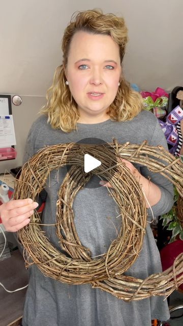 Ashley Greenwood on Instagram: "How to pick a grapevine for wreath making 🌿 There can be quite a bit of variation in the quality of a grapevine wreath base. Make sure when you are selecting one that you take a little extra time to find one that has lots of smaller, densely packed branches. #3littlegreenwoods #etsyseller #howtomakewreaths #wreathmakingsupplies #wreathsupplies #wreathworkshop #diywreath #wreathdiy" Grapevine Xmas Wreath Ideas, How To Make A Wreath Out Of Branches, Wreath On Inside Of Door, Grapevine Door Garland, Grapevine Wreath Chandelier, Grape Wreath Ideas, Wood Wreaths For Front Door Diy, Thanksgiving Reefs Front Doors, Decorating With Grapevine Garland