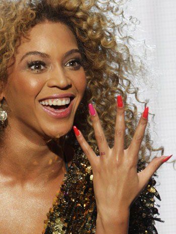 Beyonce nails..this is cute I love the colors just not the shape but it's cute I love Beyonce..#Beyonce #Beyoncestyle #Nailart _Danyale Beyonce Natural, Beyonce Nails, Beyonce Pictures, Jennifer Lopez Hair, Hands Nails, Polish Names, Celebs Without Makeup, Queen Bee Beyonce, Nail Salon Decor