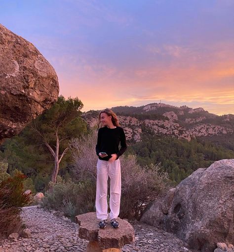 Sedona Instagram Pictures, Desert Aunt Aesthetic, Arizona Fits, Grand Canyon Picture Ideas, Joshua Tree Outfit Ideas, Grand Canyon Outfit, Desert Creatures, Grand Canyon Pictures, Utah Girl