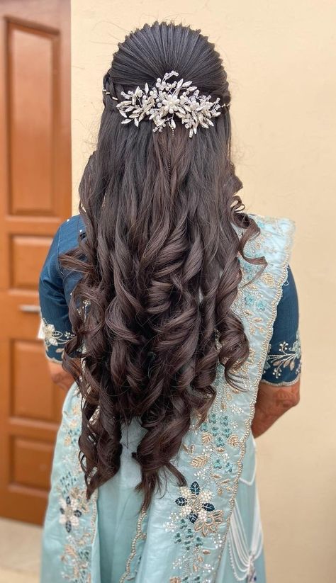 Hairstyle Engagement Indian, Hairstyles For Sisters Wedding, Bridal Hairstyles Indian Weddings Front And Back, Open Hair Indian Bride, Bride Mom Hairstyle Indian, Hairstyles For Engagement Indian Bride, Lehenga Hairstyles Receptions, Engagement Hairstyles Front Look, Open Hairstyles For Saree