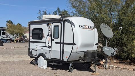 If you want a go-anywhere, entry-level travel trailer, look no further than the Geo Pro camper. Let's explore what makes it stand out. Are Geo Pro Campers Good RVs? #rvlife #rvliving #rvlifestyle #geoprocamper #rockwoodgeopro #geopro Rv Internet, Small Travel Trailers, R Pod, Small Rv, Trailer Living, Popup Camper, Bus Life, Family Camping Trip, Rv Lifestyle