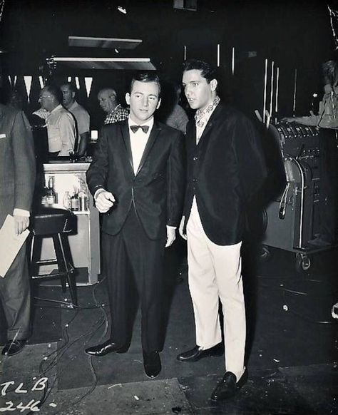 Elvis on set of blue Hawaii with bobby Darin..1961. Max Baer Jr, Elvis Presley Blue Hawaii, Max Baer, Paramount Studios, Bobby Darin, Sandra Dee, Classic Rock And Roll, Jerry Lewis, Elvis Presley Photos