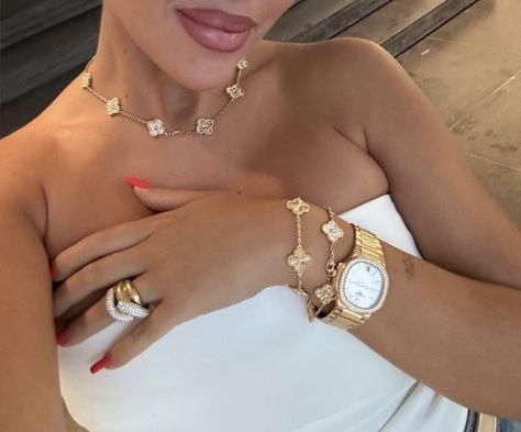 georgina rodriguez necklace ring bracelet watch diamonds gold make up white top summer tan red nails Bijoux Piercing Septum, Van Cleef Necklace, Haikou, Van Cleef And Arpels, Expensive Jewelry Luxury, Luxe Jewelry, Gisele Bündchen, Dope Jewelry, Classy Jewelry