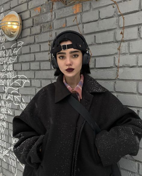 Black Beanie Outfit, La Outfit, 00s Mode, Beanie Outfit, Gender Fluid Fashion, Aesthetic People, Model Face, Minimal Outfit, Fashion Images