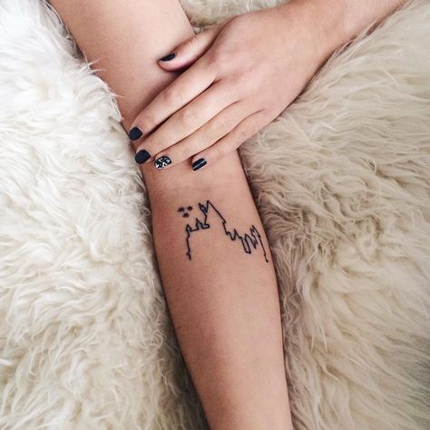 25 Cute Small Feminine Tattoos for Women 2018 - Tiny Meaningful Tattoos Hogwarts Outline, Castle Outline, Tattoos Outline, Tiny Harry Potter Tattoos, Tumblr Tattoo, Small Feminine Tattoos, Hogwarts Tattoo, Hp Tattoo, Castle Tattoo