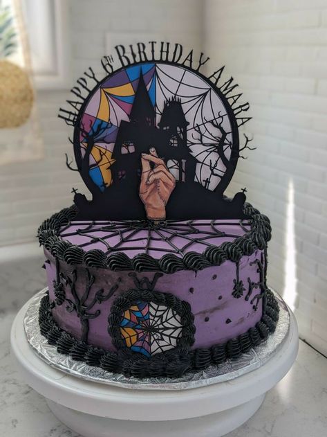 Wensday Adams Party Ideas Cake, Birthday Cake Wednesday Addams, Wednesday Cakes Ideas, Wednesday Themed Birthday Cake, Addams Family Cake Ideas, Wednesday Birthday Cakes, Wensday Birthday Cake, Addams Family Birthday Cake, Wednesday Addams Cakes