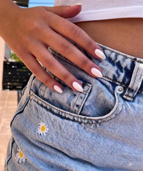 Tiktok viral nails by Haley Bieber, aurora powder for nails. Summer nails inspo. Haley Nails, Haley Bieber Nails, Viral Nails, Haley Bieber, Wispy Hair, Nails Summer Nails, Natural Nail Art, Hair Secrets, Edgy Nails