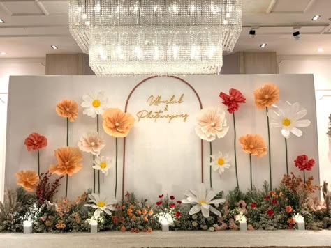 Mother’s Day Backdrop, Floral Backdrop Decor, Paper Floral Backdrop, Flower Photo Booth, Giant Flowers Wedding, Giant Flower Backdrop, Wedding Photo Booth Backdrop, Stage Backdrop Design, Paper Flower Backdrop Wedding