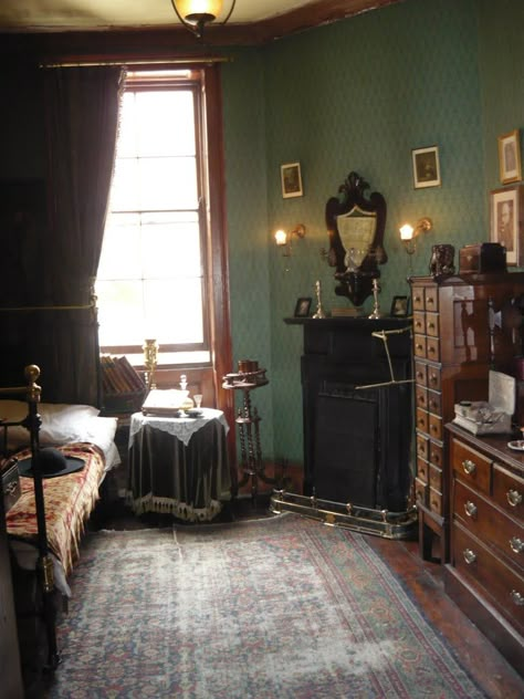 Dark Academia Room Decor, Dark Academia Room, Academia Room, Victorian Interiors, Interior Luxury, Green Walls, Luxury Homes Interior, House Room, Bedroom Aesthetic