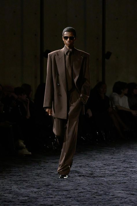 Saint Laurent Fall 2024 Menswear Fashion Show | Vogue Ysl Runway, Yves Saint Laurent Men, 2024 Menswear, Woman Suit Fashion, Central Saint Martins, Anthony Vaccarello, Old Money Style, Mood Board Fashion, Black Men Fashion