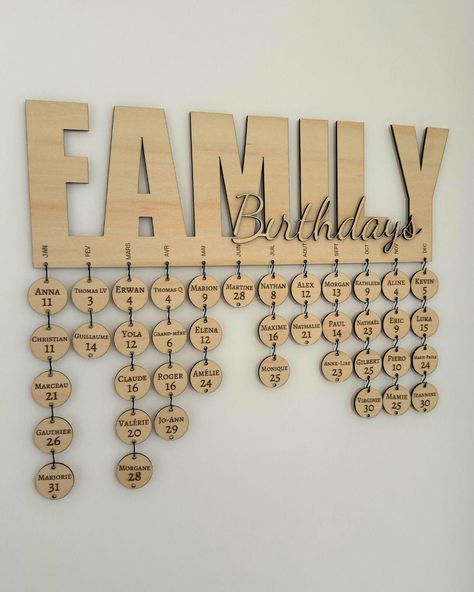 Calendrier des anniversaires pour la famille et les amis, idéal pour ne plus jamais oublier une date importante de vos proches. Il apportera également une touche déco originale à votre maison et sera parfait comme idée cadeau 🎁. Informations à communiquer : - Prénoms et dates de naissance de vos proches (Exemple :   - Amélie 24.05   - Marjorie 31.01   - Maxime 16.07   - Marceau 21.01   - etc.) Dimensions : - Largeur : 41,5 cm - Hauteur (sans pastilles) : environ 14 cm - Épaisseur : 3 mm Matéria Birthday Reminder Board, Engraver Ideas, Family Celebrations Board, Celebration Board, Reminder Board, Wood Calendar, Wood Laser Ideas, Laser Crafts, Laser Cut Projects