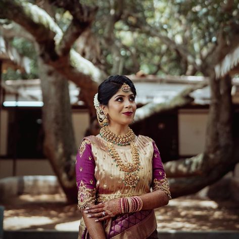 The radiating beauty and grace in a vibrant magenta and gold saree is the epitome of traditional elegance, indeed. Don't forget to save this look for your reference and glam up your d-day!

Photography: @lightbucketproductions
Designer: @sumayadesignerstudio
Mehendi: Mehendi by Nawaz
Makeup artist: @makeoverwithlakshmi_shetty Engagement Bride Single Pose, Bride Outdoor Poses, Wedding Pauses, Reception Bride Poses, Pellikuthuru Poses, Bride Outdoor Photoshoot, Konkani Bride, Konkani Wedding, Bride Stills