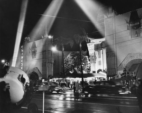 "Calling Northside 777" premiere at Grauman's Chinese Theater, Hollywood, February 26, 1948. Golden Age Of Hollywood Aesthetic, Old Hollywood Aesthetic, Garden Of Allah, Hollywood Aesthetic, Chinese Theater, China Movie, Ca History, Hollywood Photo, Old Hollywood Movies