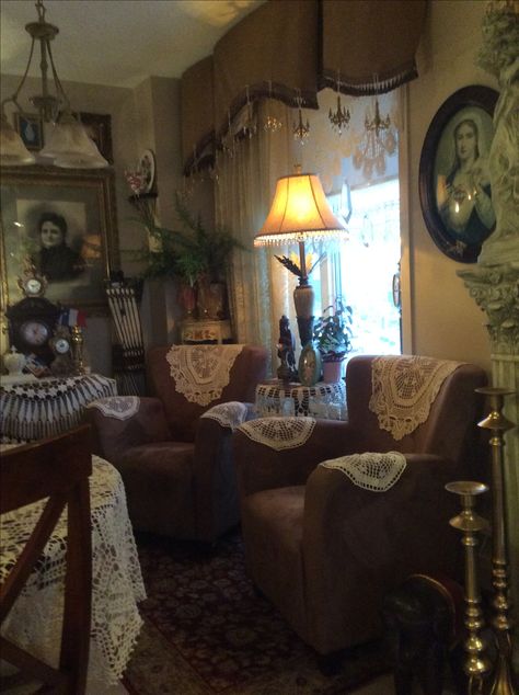 Old People House Interior, Witchy Grandma Aesthetic, Granny Core House, Old Lady House Interior, Old Living Room Vintage, Old Lady House Aesthetic, Granny House Aesthetic, Grandma’s House, Granny Interior