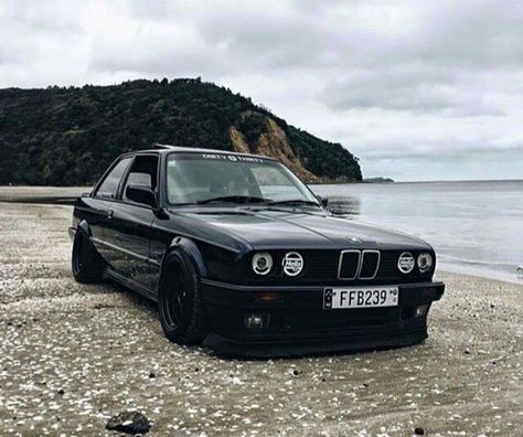 E30 BMW Modded Bmw 3 Series, Bmw E30 Black, Bmw E30 Coupe, Car Shoot, Bmw Sports Car, Bmw Black, Datsun Car, Bmw Sport, Bmw E30 M3