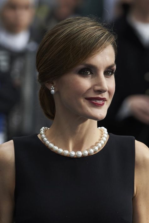 Queen Letizia of Spain's Style | POPSUGAR Latina Outfit With Pearls, Pearl Necklace Outfit, Mafia Party, Oviedo Spain, Necklace Outfit, Princess Leonor, Woman In Black, Style Royal, Estilo Real