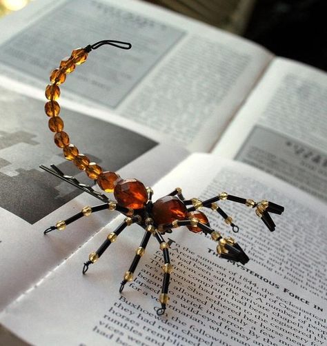 beaded scorpion hair pin Halloween Craft Ideas, Beaded Spiders, Bijoux Fil Aluminium, Halloween Craft, Beaded Crafts, Beaded Animals, Beading Projects, Wire Crafts, Halloween Jewelry