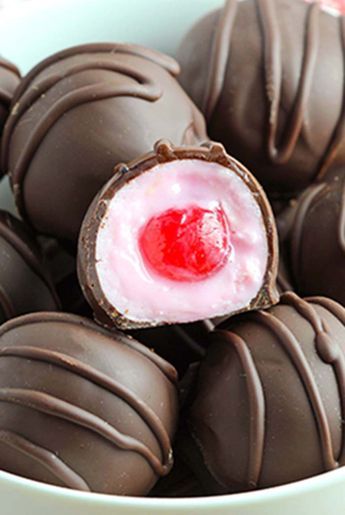 Chocolate Covered Cherries Recipe, Valentines Recipes Desserts, Valentine Desserts, Chocolate Covered Cherries, Candy Recipes Homemade, Christmas Candy Recipes, Oreo Pops, Cherry Recipes, Truffle Recipe