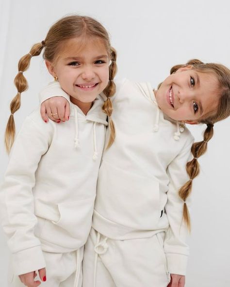 Taytum Fisher, Oakley Fisher, Taytum And Oakley, Sisters Photoshoot Poses, Fraternal Twins, Sisters Photoshoot, Photoshoot Poses, Cute Photos, Baby Pictures