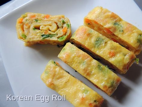 Korean Egg Roll Tamagoyaki Recipe, Korean Egg, Korean Breakfast, Japanese Omelette, Cooking Chinese Food, Chicken Spring Rolls, Korean Winter, Global Food, Korean Cooking