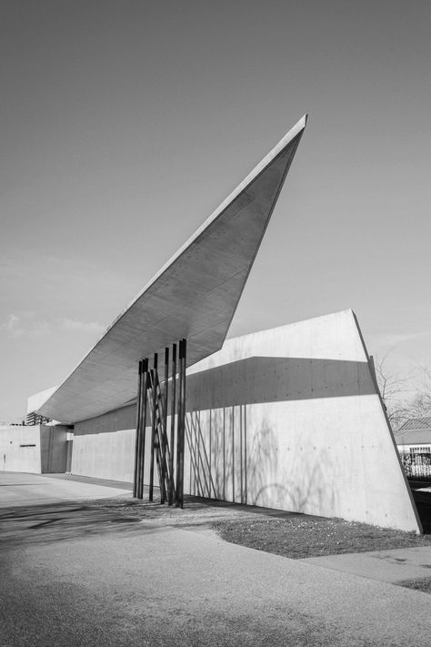 Vitra Fire Station by Zaha Hadid | Aesence® Vitra Fire Station, Zaha Hadid Buildings, Arata Isozaki, Zaha Hadid Architecture, Deconstructivism, Brutalism Architecture, Minimal Architecture, Zaha Hadid Architects, Direct Lighting