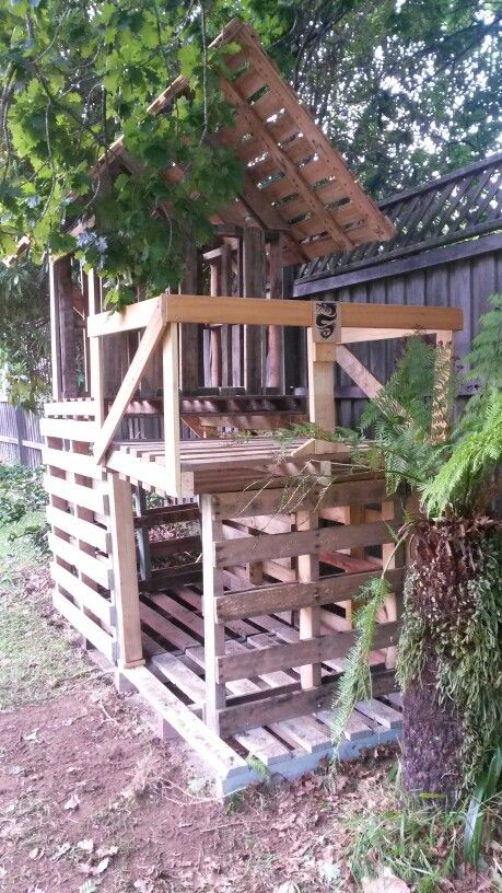 Pallet Fort, Pallet Playhouse, Kids Backyard, Kids Forts, Diy Playhouse, Pallet House, Pallet Outdoor, Backyard Playground, Backyard Play