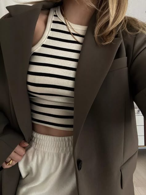 Zara Tops Outfit, Striped Tank Top Outfit Summer, Smartwear Women, Stripped Tank Top Outfits, Stripes Tank Top Outfit, Shorts And Tank Top Outfits Summer, Black And White Striped Tank Top Outfit, Striped Top Outfit Summer, Stripes Top Outfit