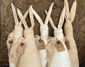 SophieBeesBoutique - Etsy Primitive Rabbit, Primitive Easter, Bunny Pillow, Farmhouse Easter Decor, Farmhouse Easter, Spring Birthday, Spring Easter Crafts, Rabbit Dolls, Bunny Decor