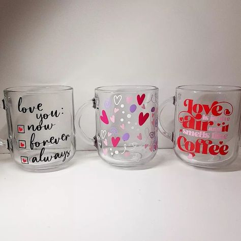 Valentine Cup Gift Ideas, Vinyl Valentines Projects, Valentines Circuit Ideas, Cricket Valentines Ideas, Valentine Cups Vinyl, Valentine’s Day Cricut Ideas To Sell, Valentines Day Cricut Crafts, Valentine Glass Cups, Valentine’s Day Tumbler Ideas