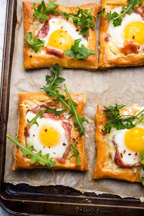 Brunch Ideas Puff Pastry, Cute Brunch Recipes, Elevated Breakfast Ideas, Puff Pastry And Egg Recipes, Brunch Bake Recipes, Egg Puff Pastry, Bakery Breakfast Ideas, Eggs In Puff Pastry, Scrambled Egg Puff Pastry