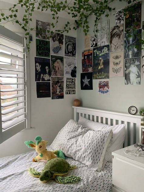 Door Design Ideas Bedroom, Soft Grunge Room Decor, Star Girl Bedroom, Hobo Room Ideas, Avatar The Last Airbender Bedroom, Tyler The Creator Bedroom, Room Inspiration Bedroom Boho, Billie Eilish Room Decor Ideas, Bedroom Ideas Posters