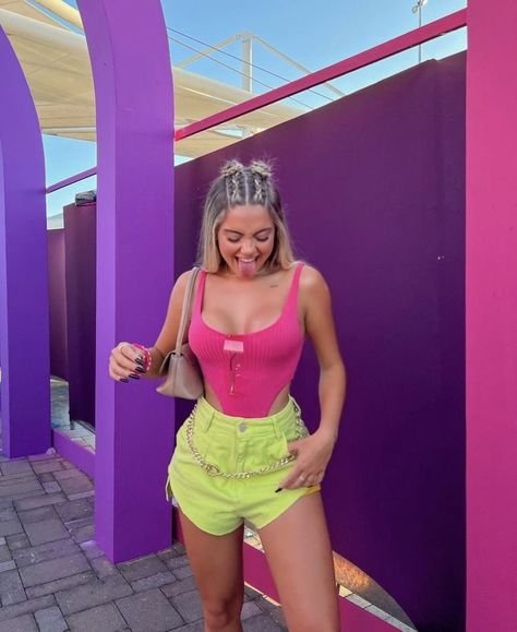 pink bodysuit and neon green shorts Neon Shorts Outfit, Pink And Green Outfit, Neon Day, Neon Bodysuit, Neon Green Shorts, Neon Shorts, Pink Bodysuit, Body Suit Outfits, Green Spring