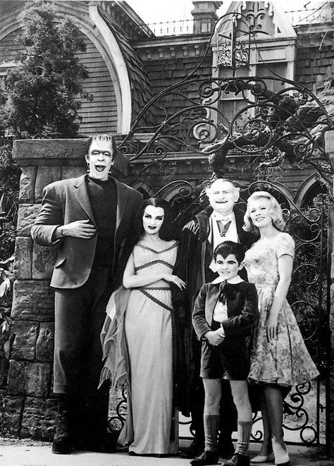 munsters - as a kid I watched this show all the time and was actually a little scared too. 1313 Mockingbird Lane, Munsters Tv Show, The Munster, Yvonne De Carlo, Septième Art, The Munsters, Classic Television, Old Shows, Great Tv Shows