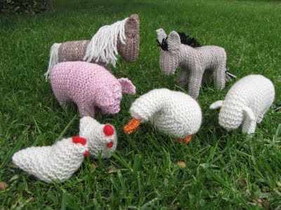 Linda, from Natural Suburbia, as our Guest Blogger on Discovering Waldorf today. Discovering Waldorf Knitted Toys Waldorf Inspired Toys, Waldorf Crafts, Animal Knitting Patterns, Knitted Animals, Waldorf Toys, Beautiful Knitting, Farm Yard, Knit Or Crochet, Knitted Toys