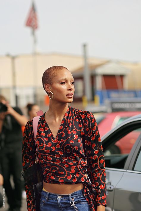 @labrunef Buzz Cut Women, Shaved Heads, Adwoa Aboah, Shaved Head Women, Estilo Kylie Jenner, Buzz Cuts, Model Off Duty, Bald Girl, Ethnic Hairstyles