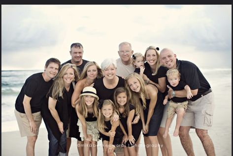 Large Family Photography, Large Family Portraits, Large Family Poses, Beach Picture Outfits, Big Family Photos, Extended Family Photos, Large Family Photos, Family Portrait Poses, Family Picture Poses