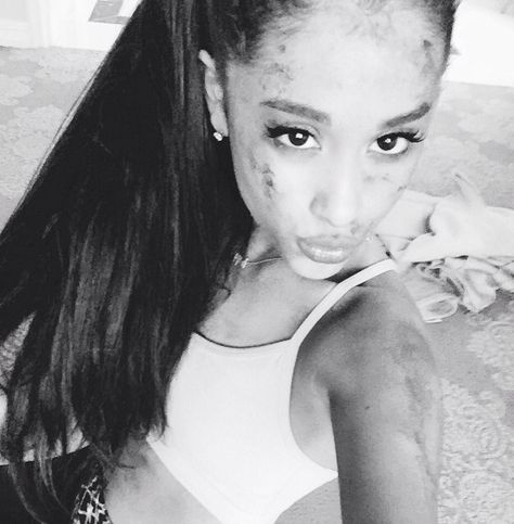 Ariana Grande Tumblr Ariana Grande, Nickelodeon Victorious, Ariana Grande 2015, Ariana Grande Selfie, Ariana Grande Tumblr, Skin Logo, Ariana Grande Dangerous Woman, Queen Aesthetic, Honeymoon Tour